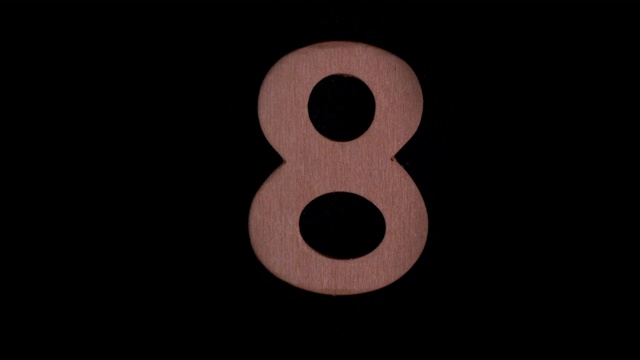 在慢镜头中，数字8在黑色背景上上升视频下载