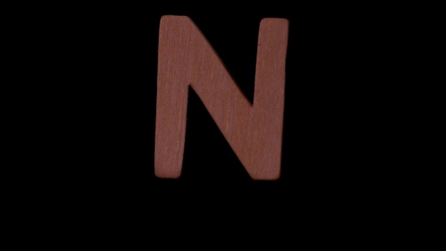 字母n在黑色背景上慢镜头上升视频素材