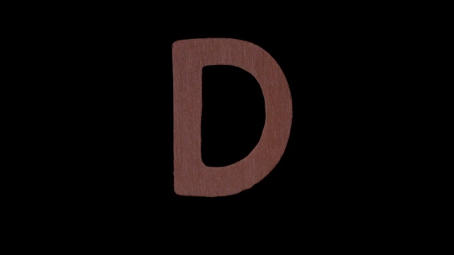 字母d在黑色背景上慢镜头升起视频素材