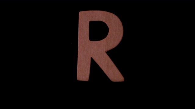 字母r在黑色背景上慢镜头升起视频素材