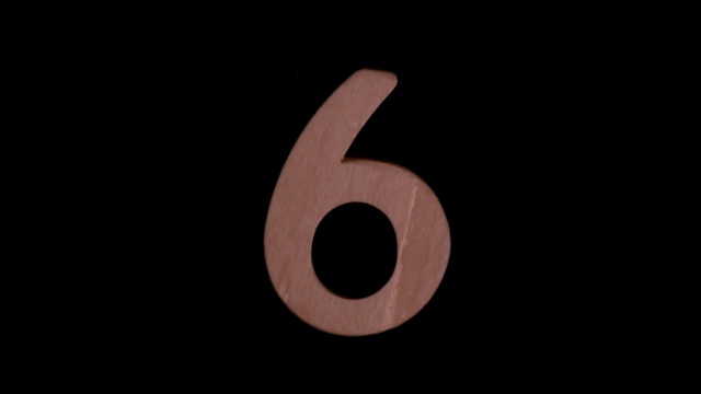 在慢镜头中，数字6在黑色背景上上升视频下载