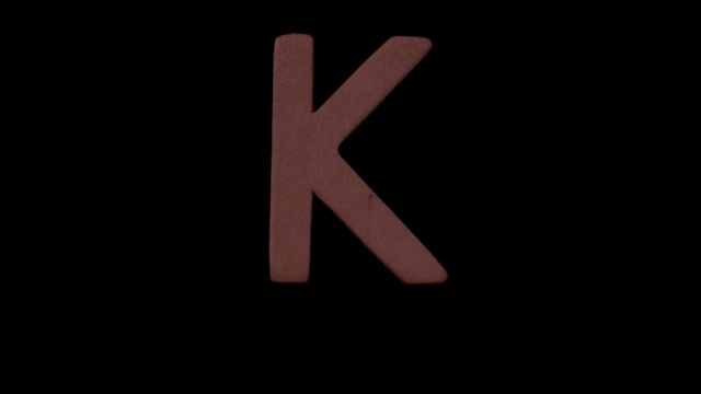 字母k在黑色背景上慢镜头上升视频素材