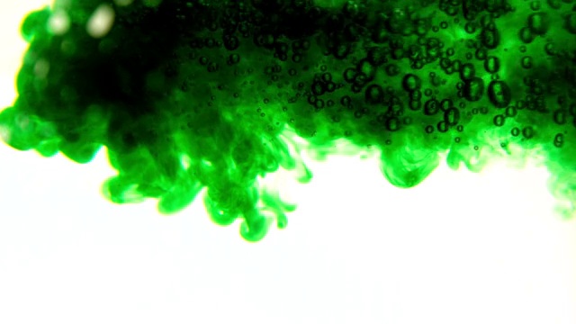 在慢镜头中，绿色墨水在白色背景上倒入水中视频素材