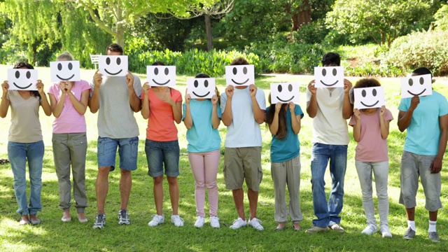 在一个阳光明媚的日子里，一群随意的年轻朋友把笑脸放在他们的脸上视频下载