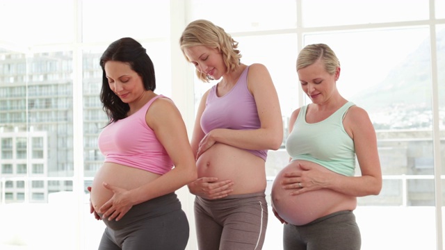 健身房里的孕妇对着镜头微笑视频下载