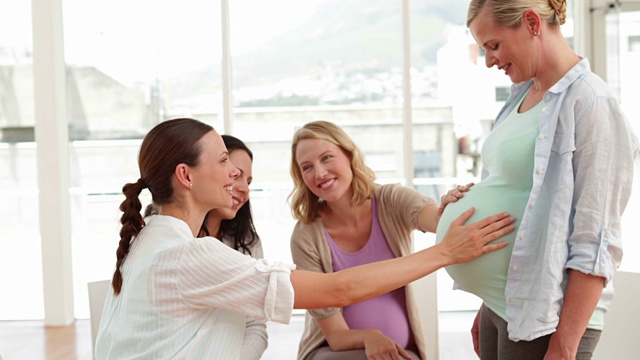 在医院的产前课上，孕妇们在一起聊天视频下载