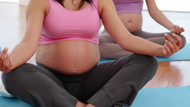 孕妇在健身房里做瑜伽视频下载