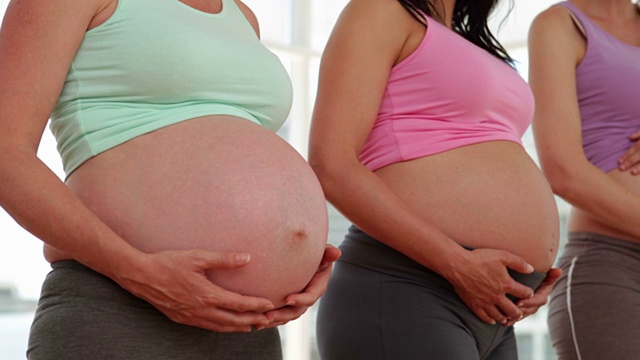 孕妇们站在健身房里拿着她们的肿块视频下载