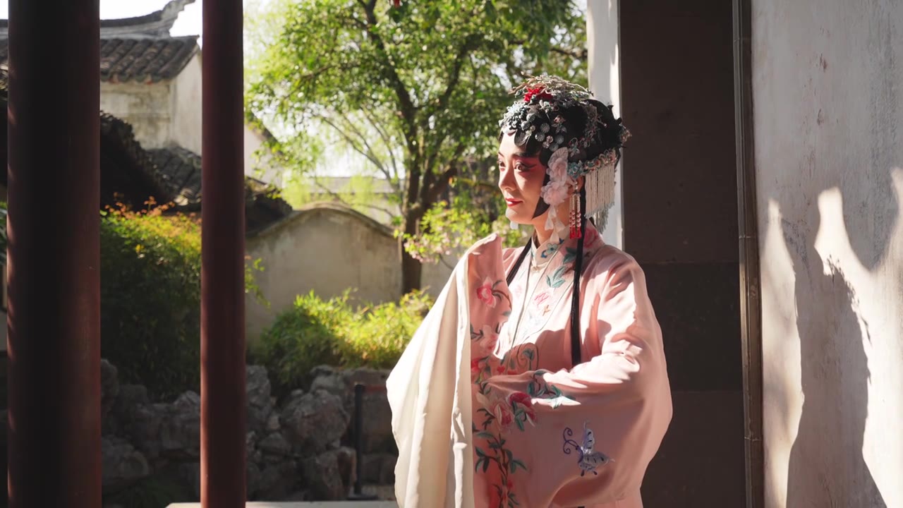 古装美女戏子在中式庭院门廊下视频下载