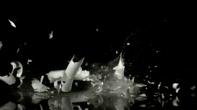 灯泡碎片在慢镜头中坠落和粉碎视频下载