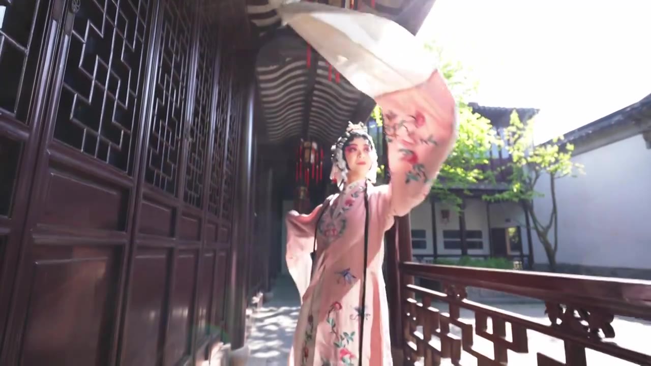 古装美女戏子在中式庭院门廊下视频下载