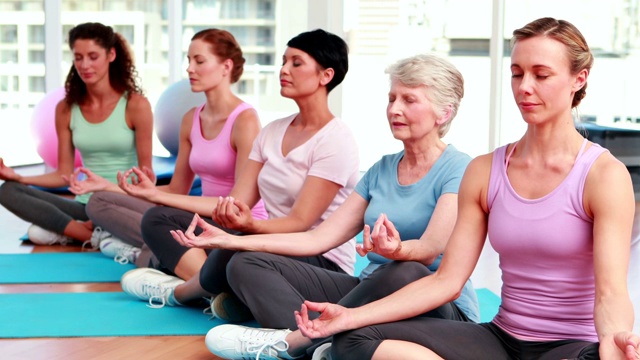 一群女性在健身房里做瑜伽视频下载