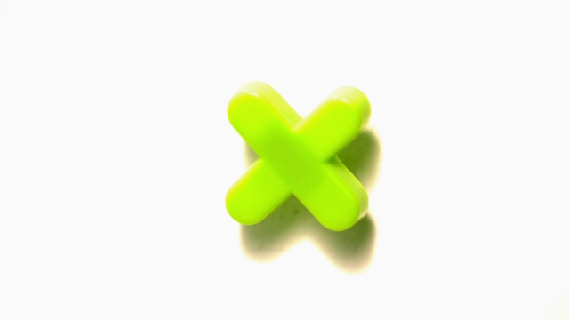绿色字母x在慢动作中脱离白色背景视频素材