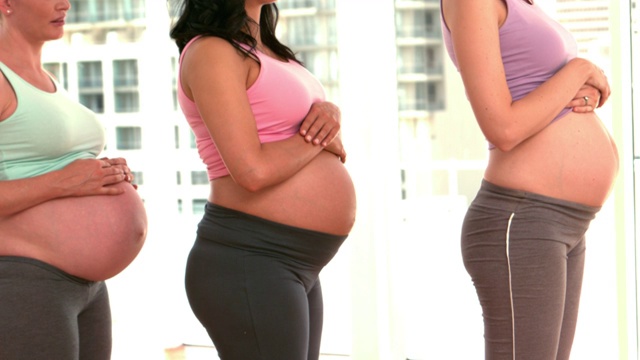 孕妇站在健身房里的慢镜头视频素材