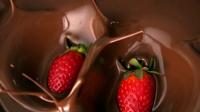 草莓落入融化的巧克力中的慢镜头视频下载