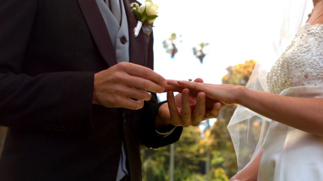 男子将戒指戴在新娘手指上的慢动作视频下载