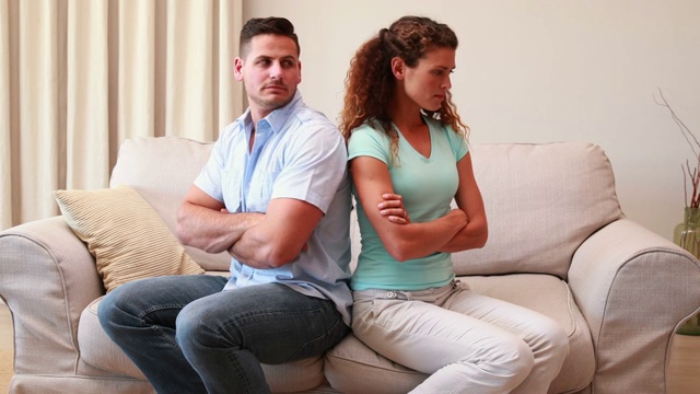 一对夫妻在客厅吵架后坐在沙发上不说话视频下载