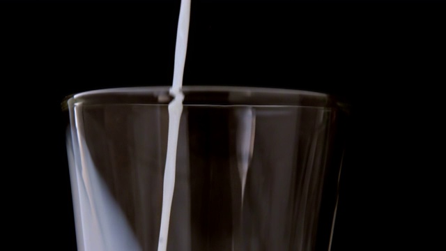 慢动作将牛奶倒入杯中视频素材