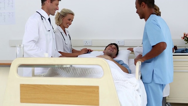 医疗队围着躺在床上的病人站着视频素材