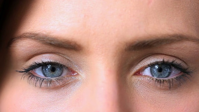 一个蓝眼睛的女人抬头看的视频视频素材