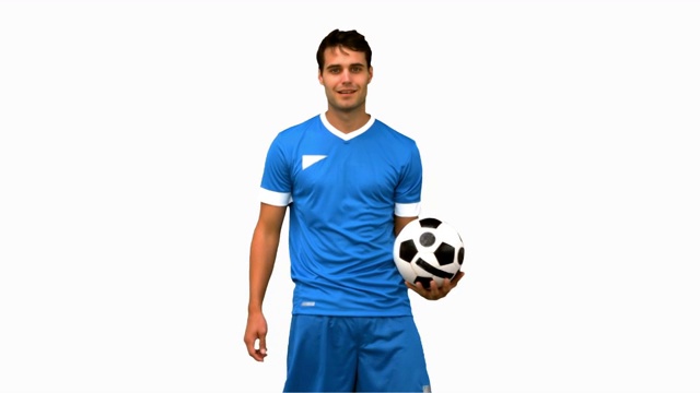一个足球运动员在白色背景下练习足球特写视频下载