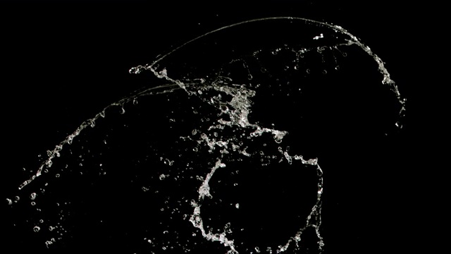 水飞溅在一个黑色的背景下特写视频素材