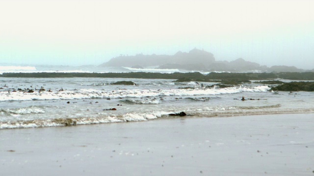 海浪在海滩上缓慢地翻滚视频下载