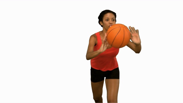 女人在白色背景下打篮球特写视频素材