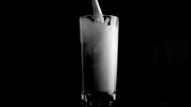 将牛奶倒入玻璃杯中特写视频素材