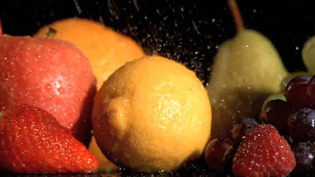 被水打湿的多种水果特写视频素材