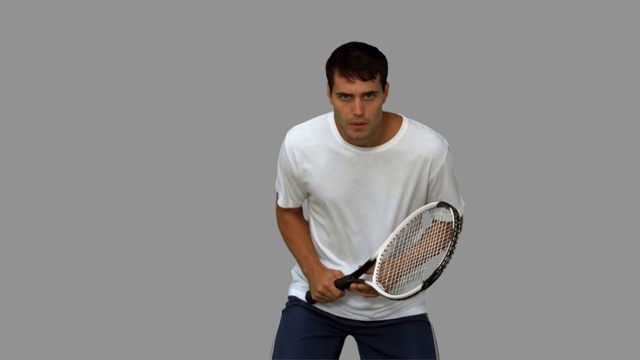 男人在灰色背景下练习打网球特写视频下载