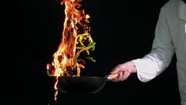 厨师正在用平底锅炒菜特写视频下载