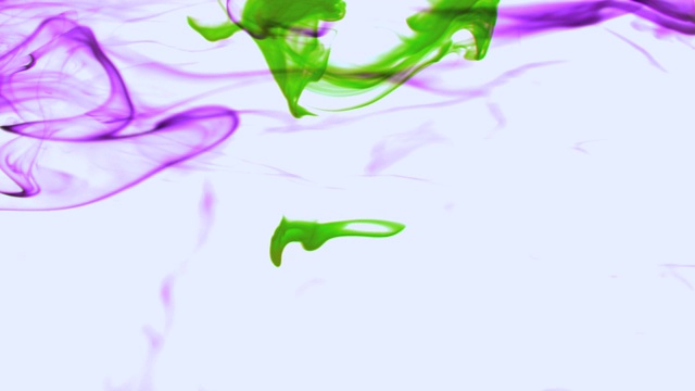 紫色和绿色的墨水在水中慢动作旋转视频下载