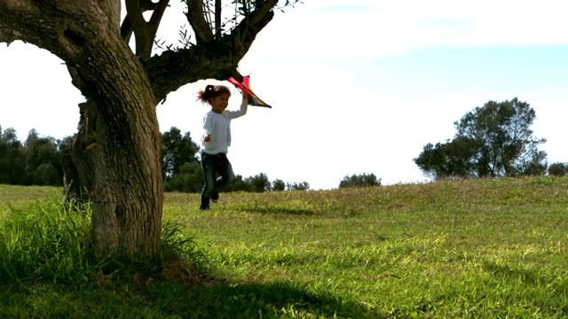 小女孩拿着风筝跑的慢镜头视频素材
