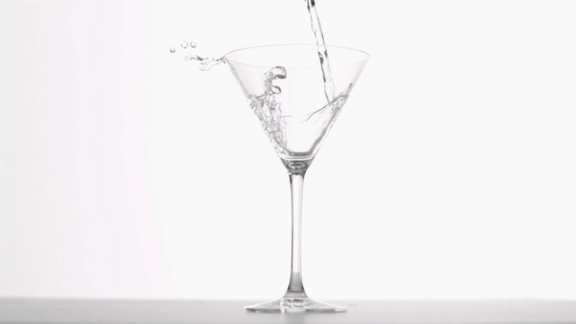 杜松子酒以超级慢动作倒在白色背景下视频素材