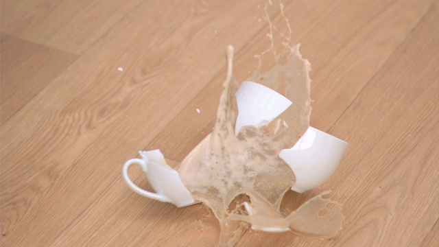一杯牛奶巧克力掉在地板上特写视频素材