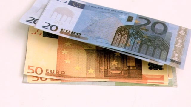 一叠欧元钞票被风吹起特写视频素材