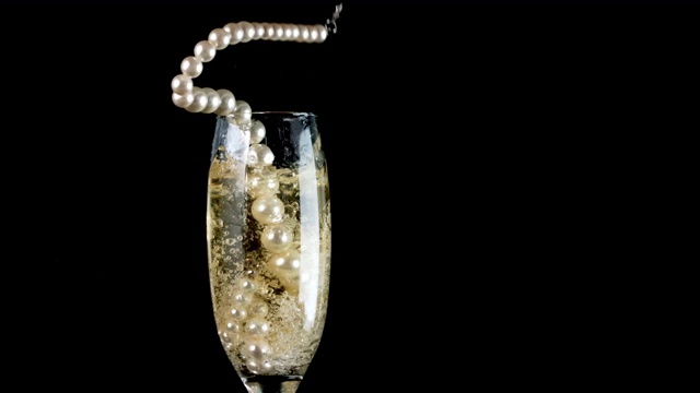 一串珍珠掉进香槟杯特写视频下载