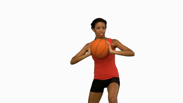 女人在白色背景下打篮球特写视频素材