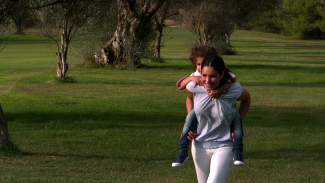 母亲和她的女儿在跑步的慢镜头视频素材