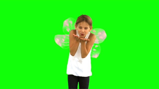 绿色背景下女孩戴着蝴蝶翅膀特写视频下载
