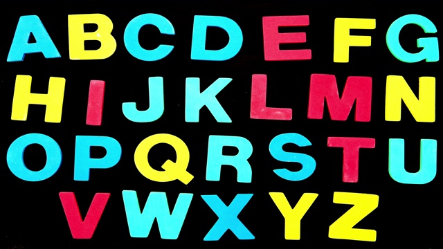 彩色字母出现在黑色背景上动画特效视频下载
