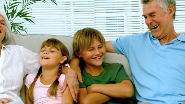 孩子和祖父母在沙发上的慢镜头，每秒250帧视频下载