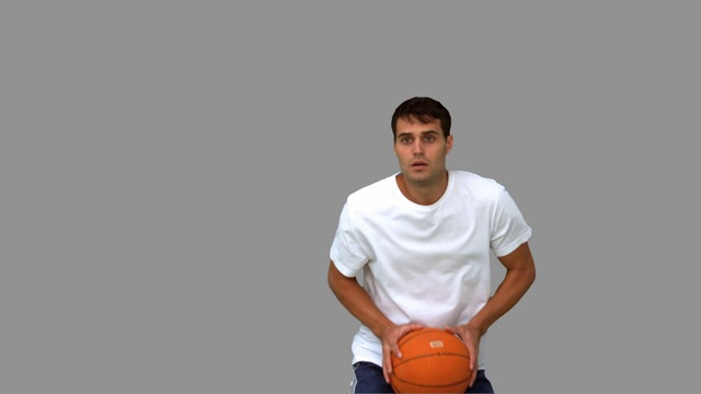 一个男人在镜头前打篮球特写视频素材