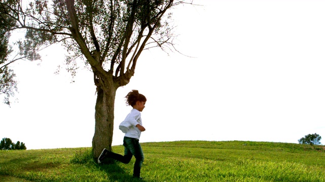 一个小孩绕着树跑的慢镜头视频素材