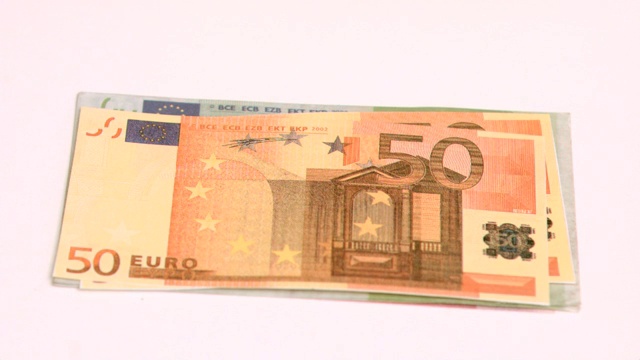 桌面上的50欧元纸币特写视频素材