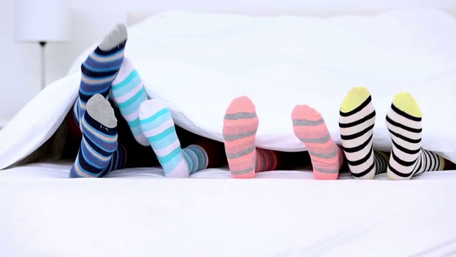 家人穿着条纹袜子的脚在床上踢被子视频下载