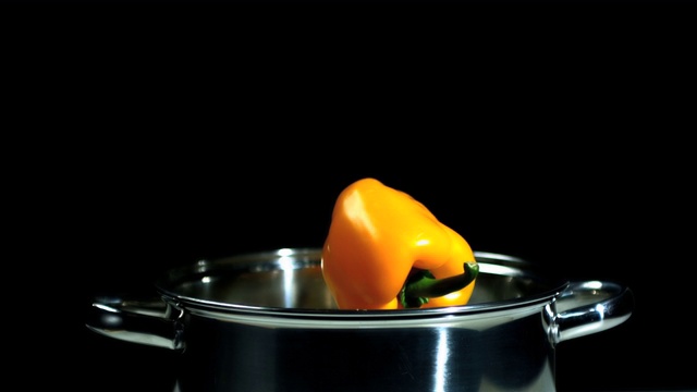 黄辣椒掉进锅里的慢镜头视频下载