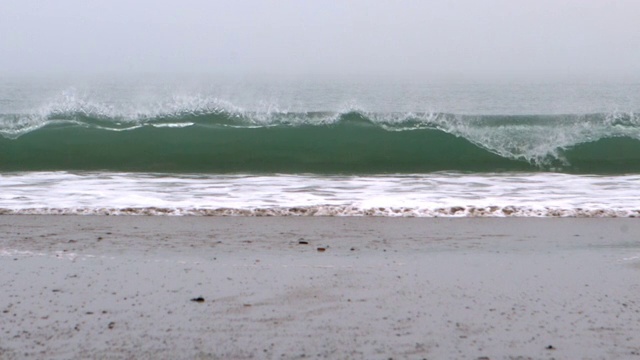海浪拍打着海滩的慢镜头视频下载