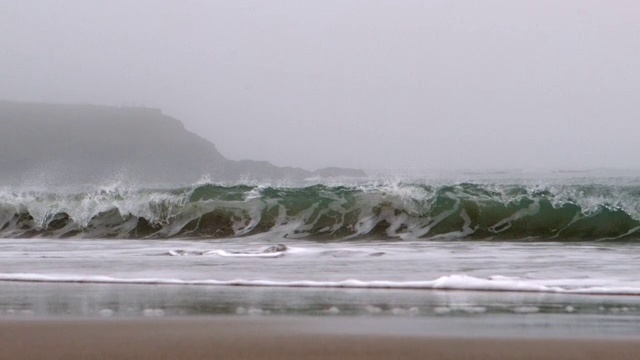 在慢镜头中，强大的海浪拍打着海滩视频下载